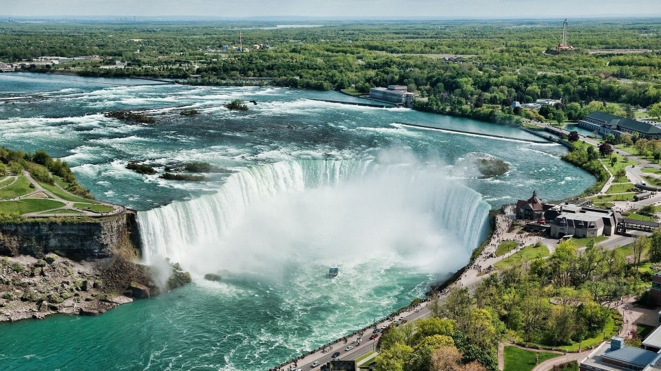 Tonronto - Niagara Falls - Kingston - Ottawa - Montreal - Victoria - Vancouver